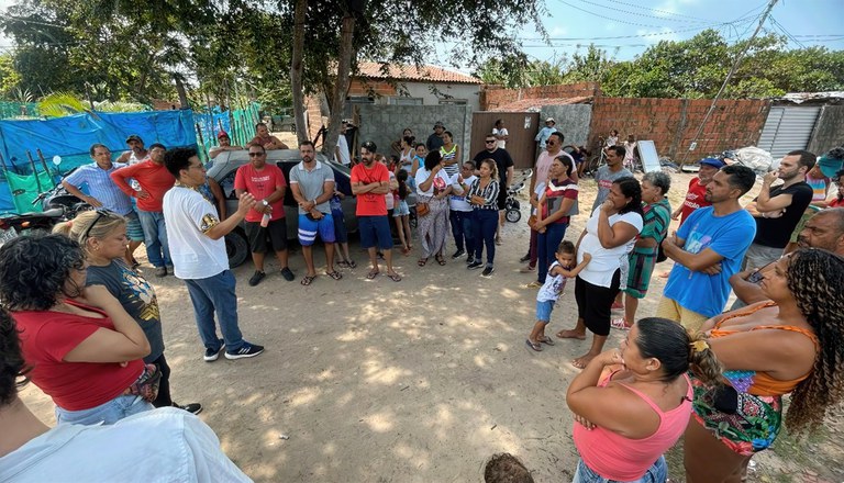 Na foto o Secretário de Periferias conversando rodeado com populares da comunidade Porto do Capim.