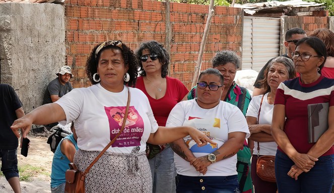 Grupo de mulheres conversando.