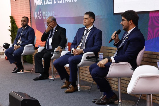 Na foto o Secretário Nacional de Habitação, Augusto Rabelo, debatendo durante o evento com outros convidados
