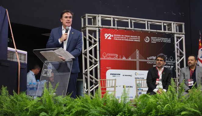 Na foto o secretário Nacional de Mobilidade Urbana do Ministério das Cidades, Denis Andia, fala ao publico presente em um palco