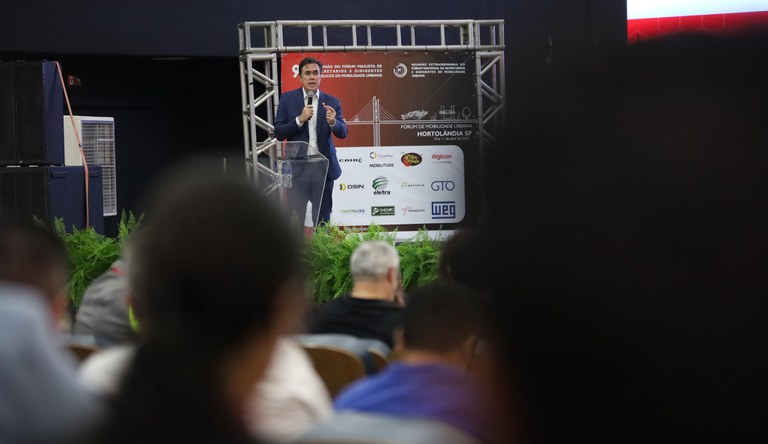 Na foto o secretário Nacional de Mobilidade Urbana do Ministério das Cidades, Denis Andia, fala ao publico presente em um palco