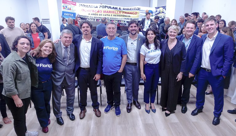 Na foto o prefeito de Florianópolis e o secretário executivo do MCid junto a outras autoridades e público