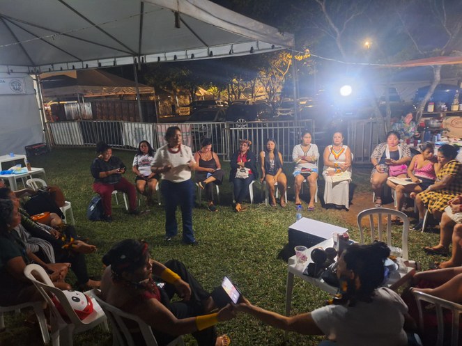 Marilda Cohen (ao centro) fala com as participantes durante roda de conversa. Crédito: Divulgação.