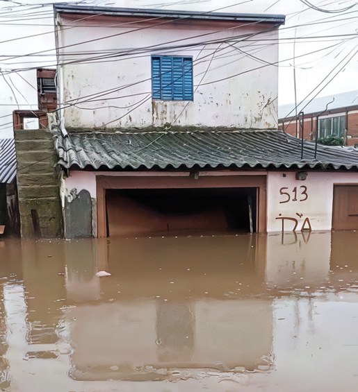 Na foto a antiga casa de Luiz alagada até metade da parede do térreo