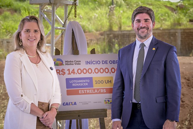 Na foto o secretário Augusto Rabelo e a prefeita Carine cada um de um lado de uma pequena placa do projeto