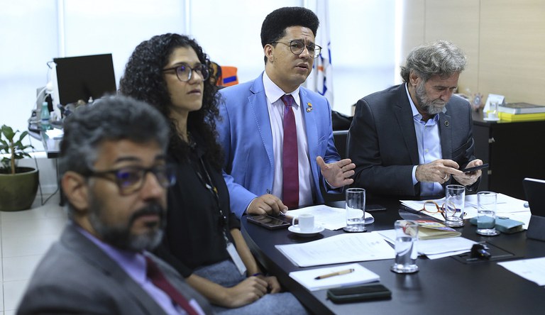 Samia Sulaiman, Guilherme Simões, e Wolnei Wolff e mais uma pessoa à mesa durante a reunião.