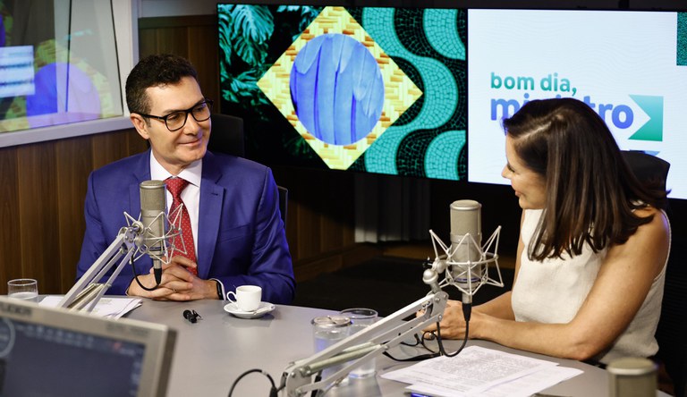 Na imagem o ministro Jader no banner do programa