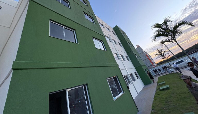 Na foto close da fachada de um dos prédios de apartamentos do MCMV