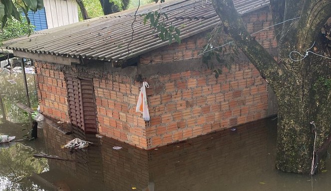 Casa alagada nas enchentes do Rio Grande do Sul.