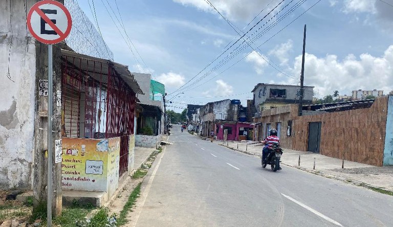 Imagem de rua asfaltada de uma comunidade pernambucana.