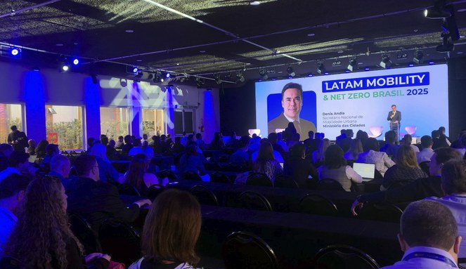 Na foto o publico assiste palestra