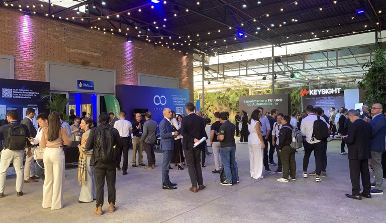 Na foto o publico conversando em área comum do evento