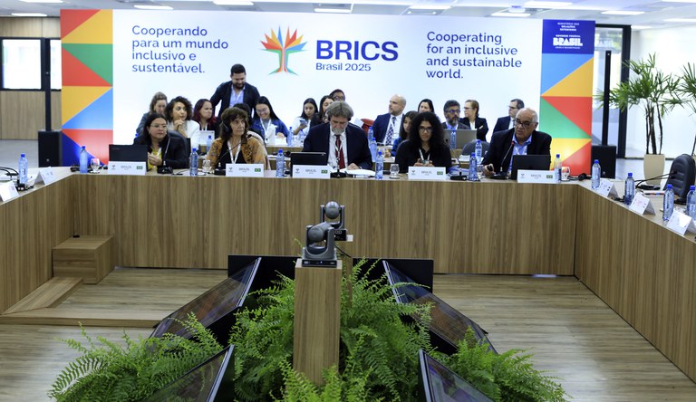 Na foto, panorâmica da mesa do evento com seus integrantes