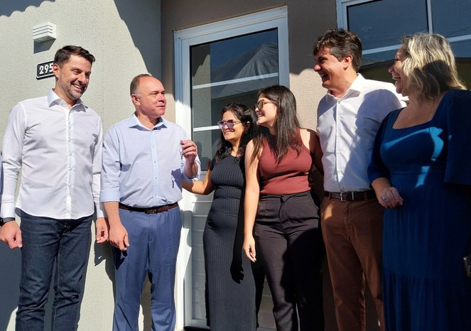 Na foto Carlos Tomé Júnior acompanha entrega de chaves à Emanuelle