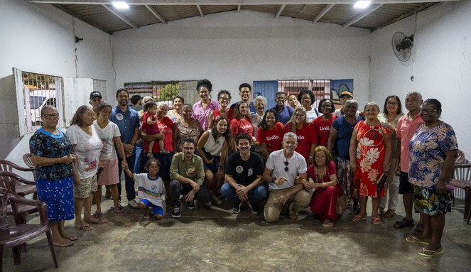 Grupo de diversas pessoas posando