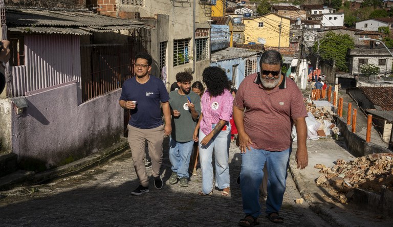Na foto equipe do MCid visita ao morro do Coqueiral