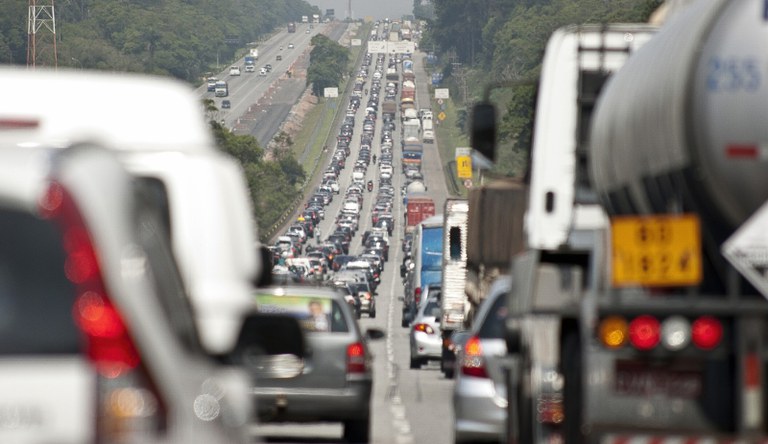 Na foto rodovia congestionada