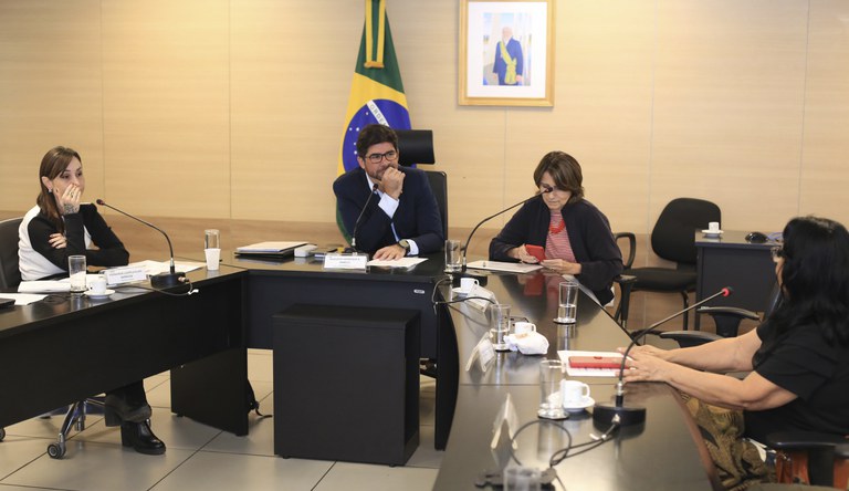 Na imagem o secretário executivo do MCid reunido com a equipe