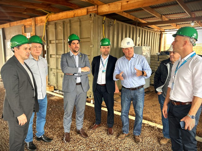 Homens usando capacetes de obras.