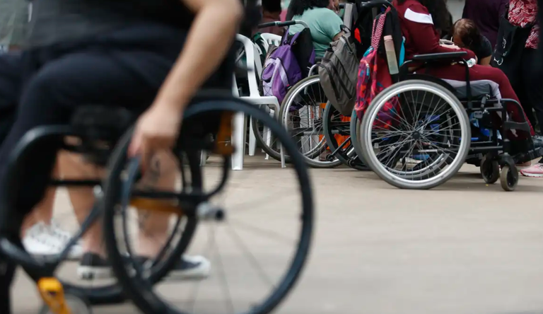 Imagem de pessoas cadeirantes nas ruas.