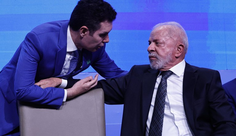 Dois homens conversando num evento.