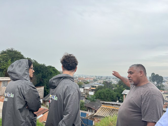 Homens visitando uma comunidade em Curitiba.