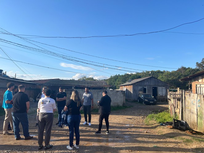 Homens caminhando dentro de uma comunidade de Curitiba.