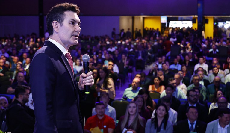 Ministro com público ao fundo