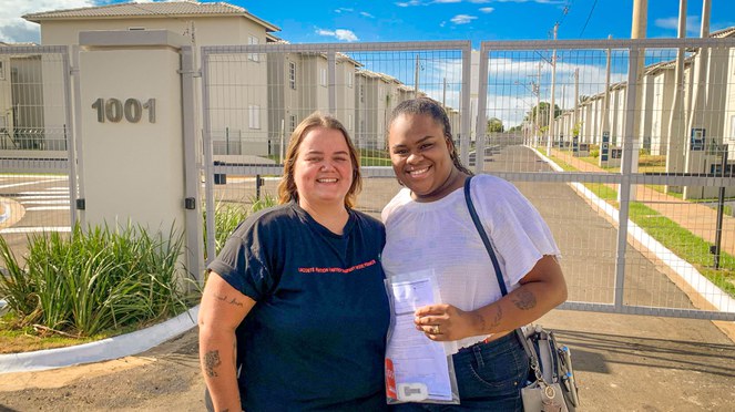 Na foto Rafaela e Gabrielle com o contrato