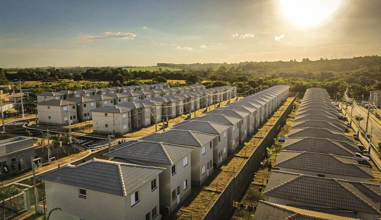 Na foto vista aérea de prédios de residencial do MCMV