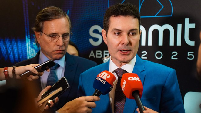 Na foto o ministro das cidades durante uma entrevista