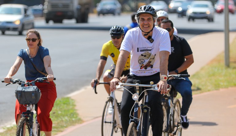 Ciclistas no eixo monumental, em Brasília.