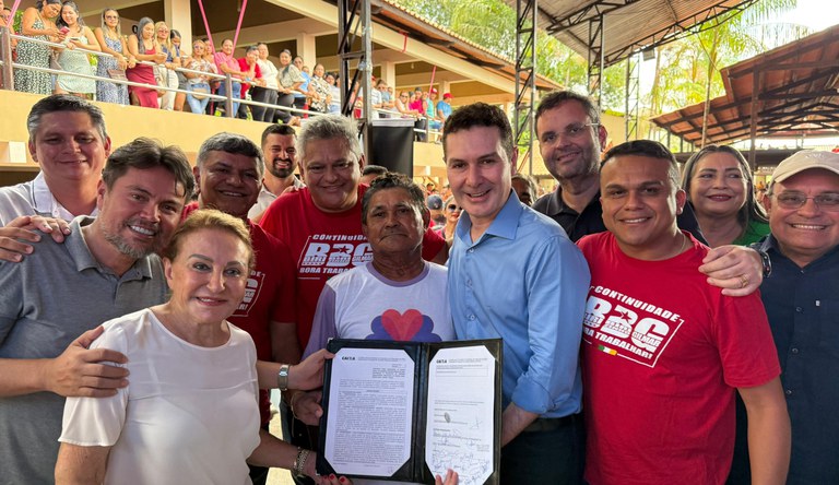 Ministro das Cidades e beneficiário do programa Minha Casa, Minha Vida.