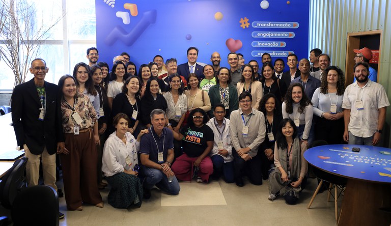 Na foto os participantes do encontro posam para foto