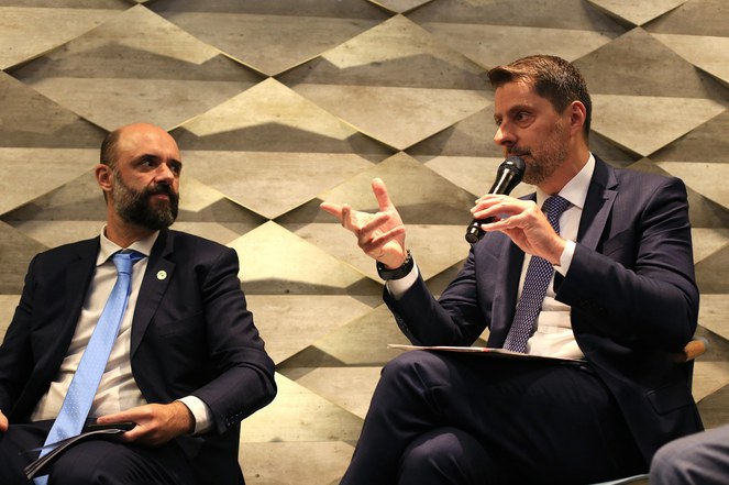 Na foto Carlos Tomé Júnior debatendo