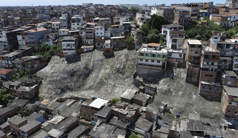 Na foto morro de comunidade com enconsta concretada.