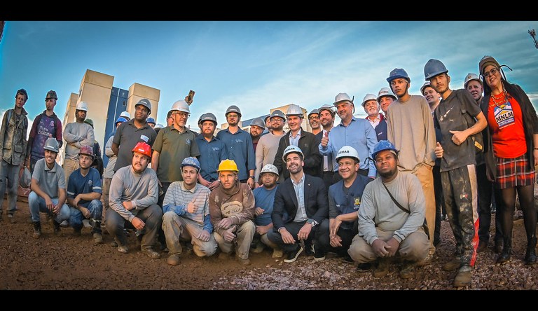 Na foto o ministro das cidades junto a autoridades e trabalhadores da construção civil