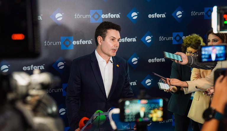 Na foto o ministro das cidades durante uma entrevista