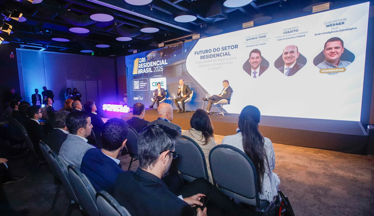 Na imagem secretário Carlos Tomé destaca o MCMV no evento GRI/Club.