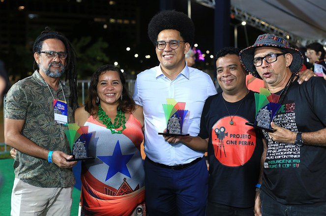 O secretário de Periferias junto a outras pessoas