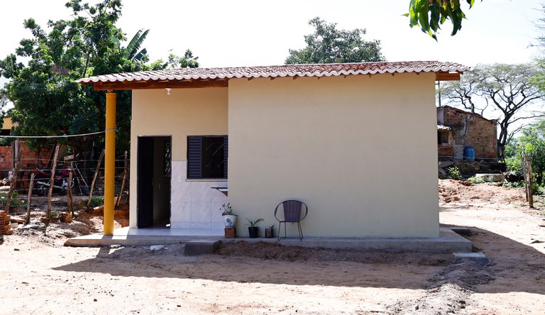 Na imagem há uma casa simples rural.