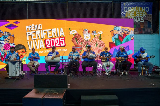 Na foto sambistas cantam e tocam no palco