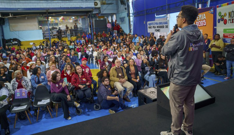 Na foto o secretário Nacional de Periferias palestrando para o público do evento