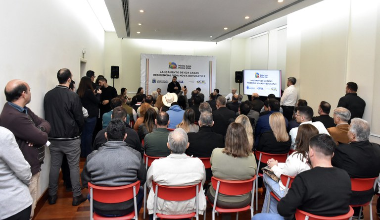 Na foto público assiste a apresentação do residencial
