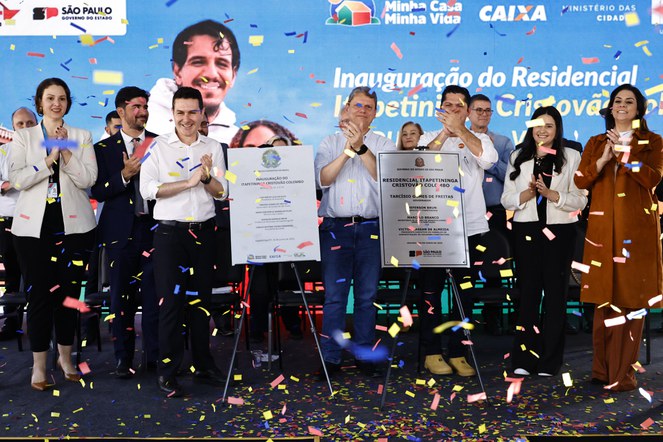 Na foto o ministro das cidades junto a outras autoridades no palco do evento