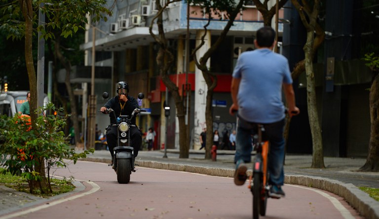 Ciclistas numa avenida do Rio de Janeiro.