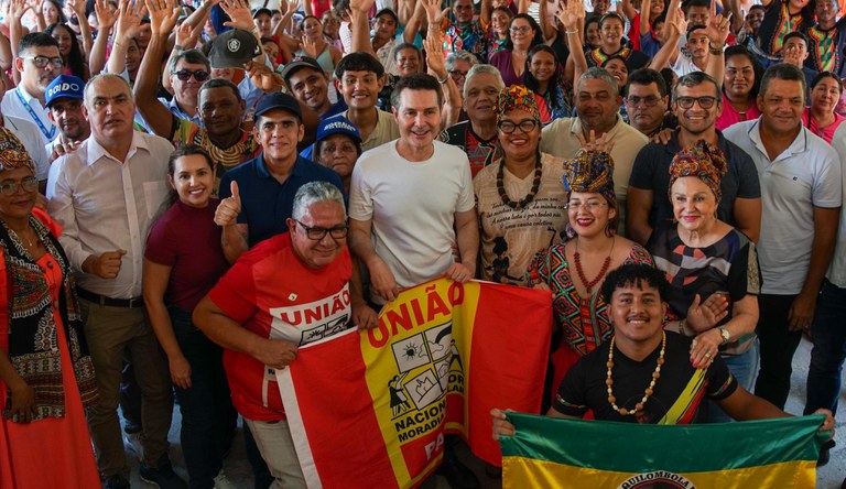 Ministro Jader Filho com beneficiários do programa MCMV no Pará.