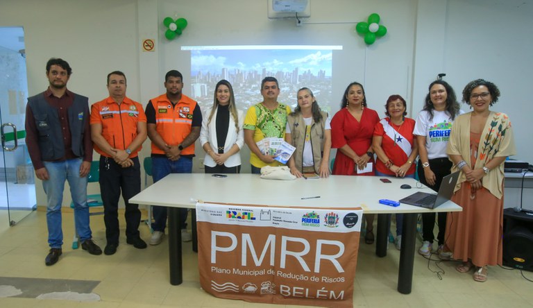 Na imagem integrantes do grupo de trabalho de elaboração do Plano Municipal de Riscos e Desastres no Pará.