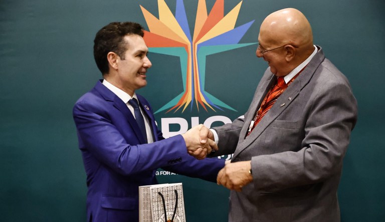 Na imagem ministro Jader Filho e René Mesa Villafaña, ministro da Construção da República de Cuba.