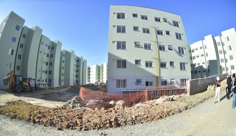 Na foto prédios do MCMV sendo construídos